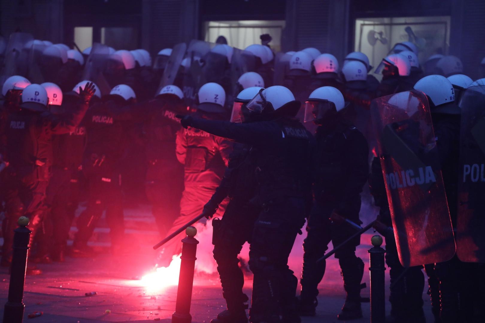 People mark the National Independence Day in Warsaw Police officers take position as they clash with demonstrators during a march marking the National Independence Day in Warsaw, Poland November 11, 2020. The sign reads: "God, Honour, Fatherland". Slawomir Kaminski/Agencja Gazeta/via REUTERS   ATTENTION EDITORS - THIS IMAGE WAS PROVIDED BY A THIRD PARTY. POLAND OUT. NO COMMERCIAL OR EDITORIAL SALES IN POLAND. SLAWOMIR KAMINSKI