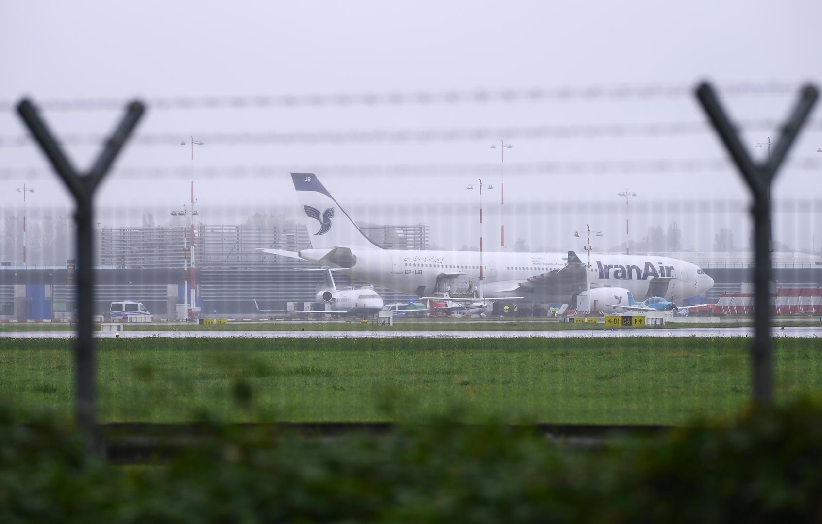 09 October 2023, Hamburg: An Iran Air aircraft stands at Hamburg Airport. Due to a threat of an attack on an Iranian airplane from Tehran, flight operations at Hamburg Airport have been completely suspended. Photo: Jonas Walzberg/dpa Photo: Jonas Walzberg/DPA