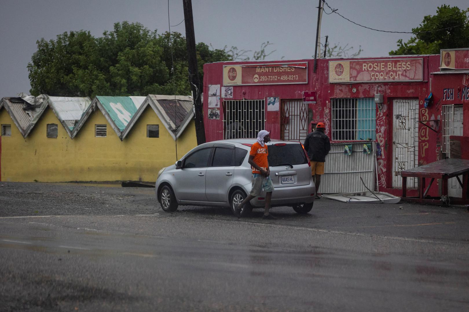 Men check for damages at a food market as Hurricane Beryl hits the southern coast of the island, in Kingston, Jamaica, July 3, 2024. REUTERS/Marco Bello Photo: MARCO BELLO/REUTERS