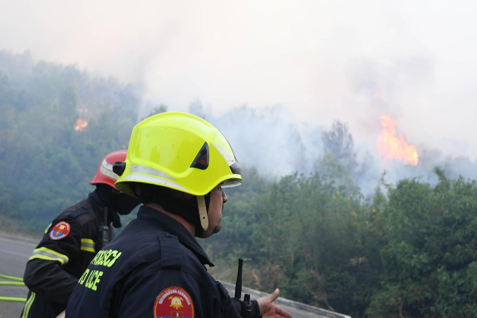 13.07.2022., Zaton - Pozar koji je buknuo kod Vodica prosirio se prema Zatonu gdje su ugrozene kuce, a vatrogasci se bore s vatrom pored ceste pema Zatonu. Photo: Hrvoje Jelavic/PIXSELL