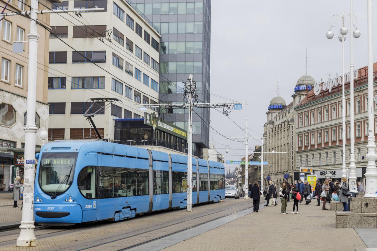 Zagreb: Kiša nije zaustavila građane da iskoriste vrijeme za šetnju centrom grada