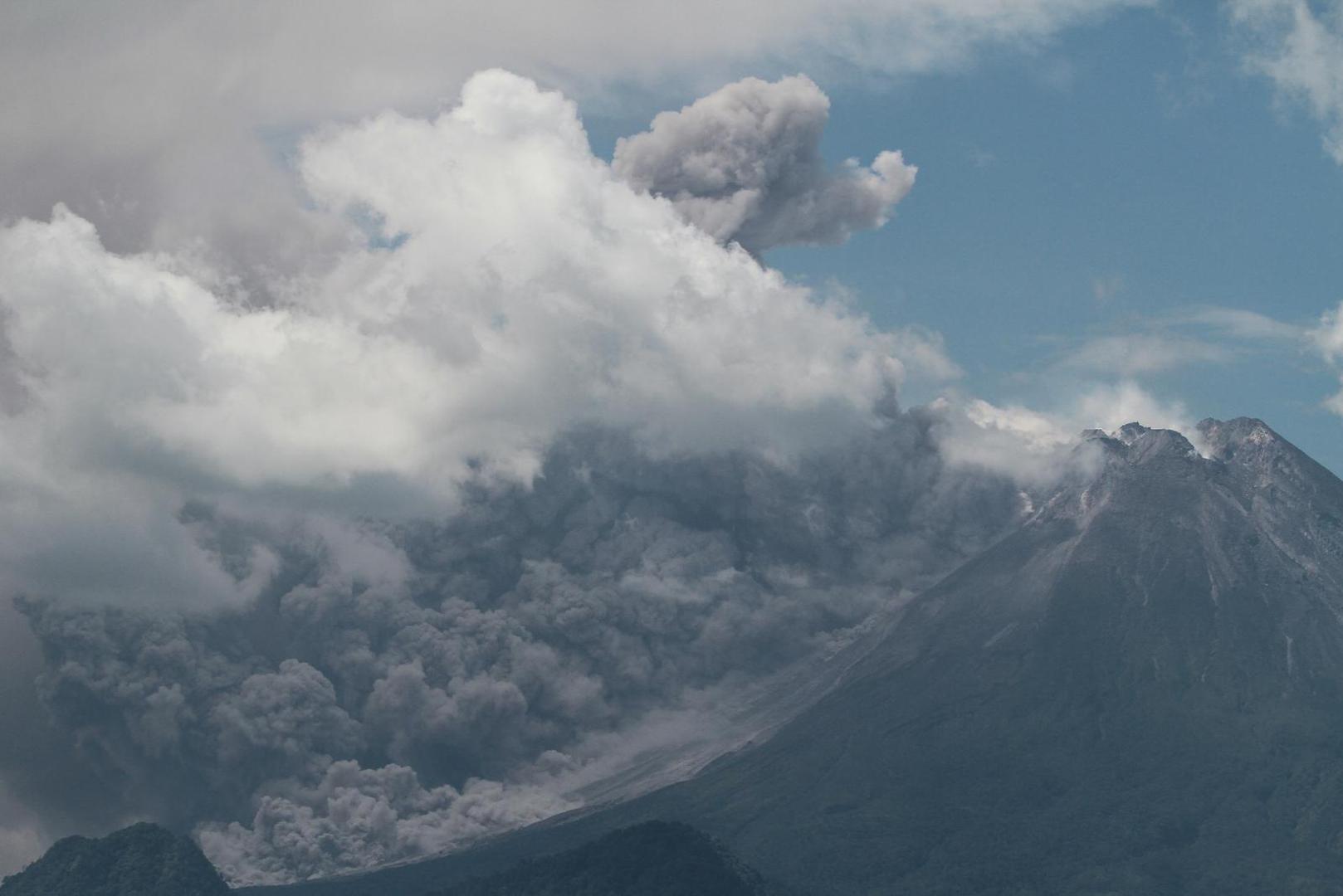 Mount Merapi?volcano?erupts, as seen from Pakem, in Sleman, Yogyakarta, Indonesia, March 11, 2023. Antara Foto/Hendra Nurdiyansyah/via REUTERS ATTENTION EDITORS - THIS IMAGE HAS BEEN SUPPLIED BY A THIRD PARTY. MANDATORY CREDIT. INDONESIA OUT. NO COMMERCIAL OR EDITORIAL SALES IN INDONESIA. Photo: ANTARA FOTO/REUTERS