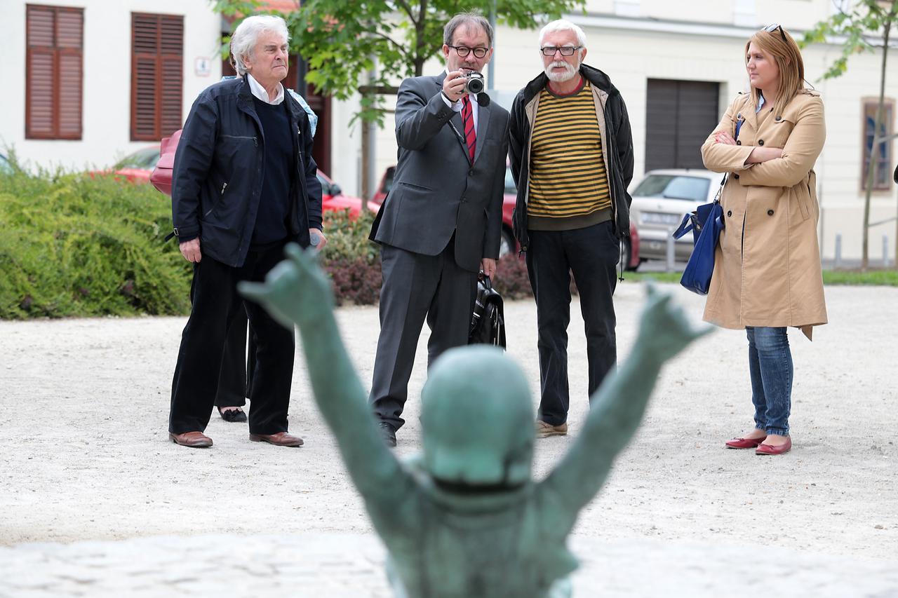 27.04.2015., Zagreb - Nakon restauracije danas je u parku u Vranicanijevoj ulici postavljen kip Djecak. Kip je do sada bio u parku Gric, a postavljanju je nazocio i autor Tomislav Ostoja. Photo: Patrik Macek/PIXSELL