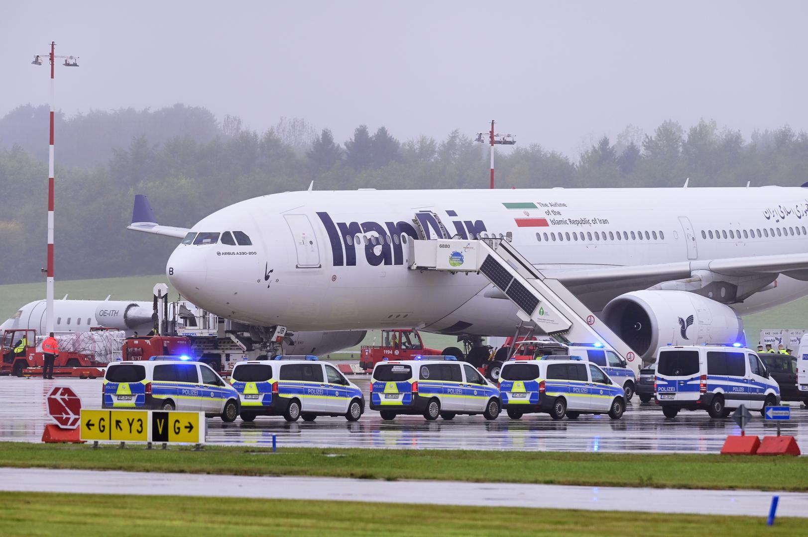 09 October 2023, Hamburg: Police emergency vehicles stand in front of an Iran Air aircraft at Hamburg Airport. Flight operations at Hamburg Airport, which were suspended due to a threat of an attack on an Iranian aircraft from Tehran, have resumed. Photo: Jonas Walzberg/dpa Photo: Jonas Walzberg/DPA