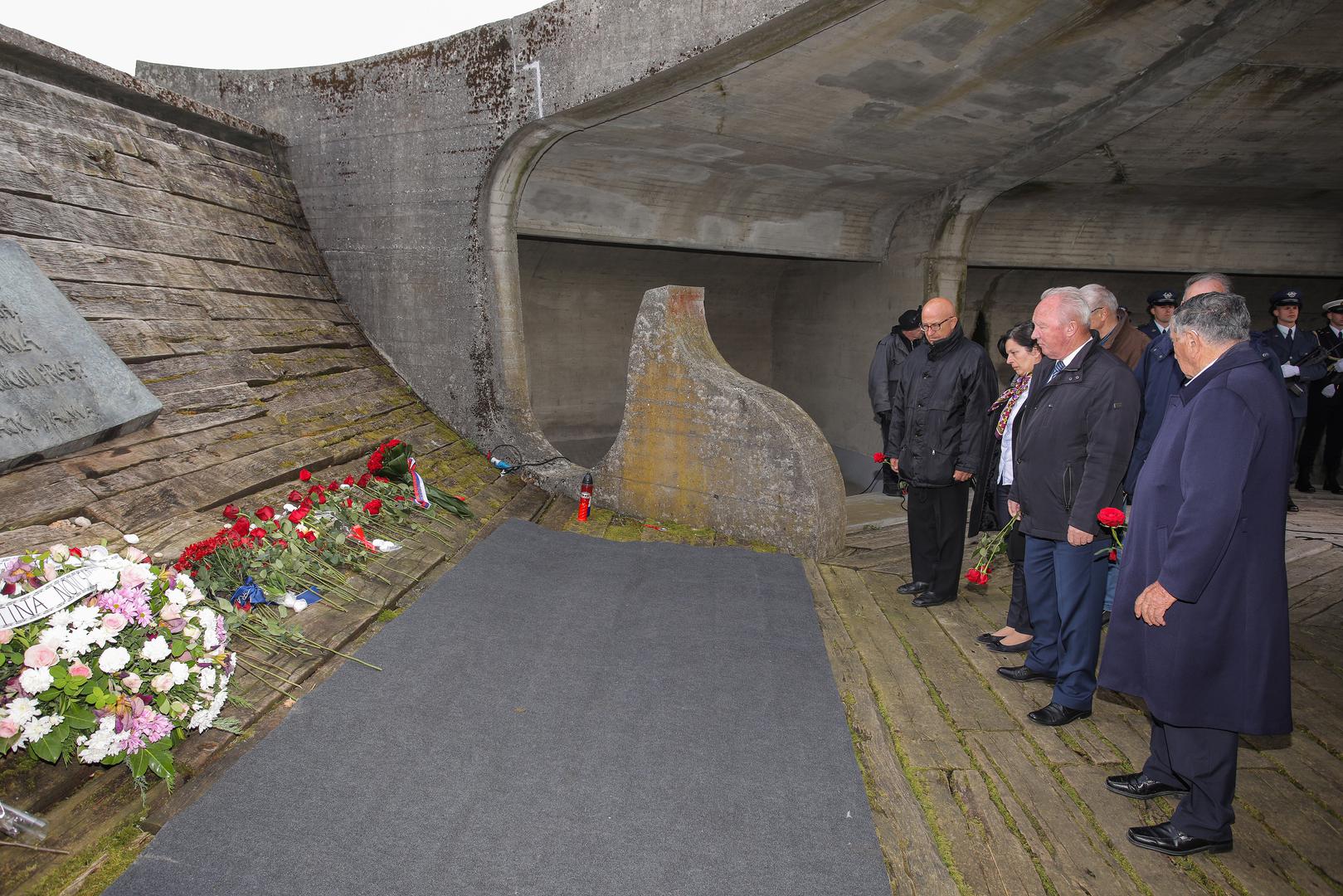 21.04.2024., Jasenovac - komemoracija u znak sjecanja na 79. godisnjicu proboja posljednjih zatocenika iz koncentracijskog logora Jasenovac. Okupljanje je bilo ispred Memorijalnog muzeja otkuda je krenula kolona sjecanja prema spomeniku Cvijet. Tamo su izaslanici umjesto vijenaca polozili po jedan cvijet. Photo: Tomislav Miletic/PIXSELL