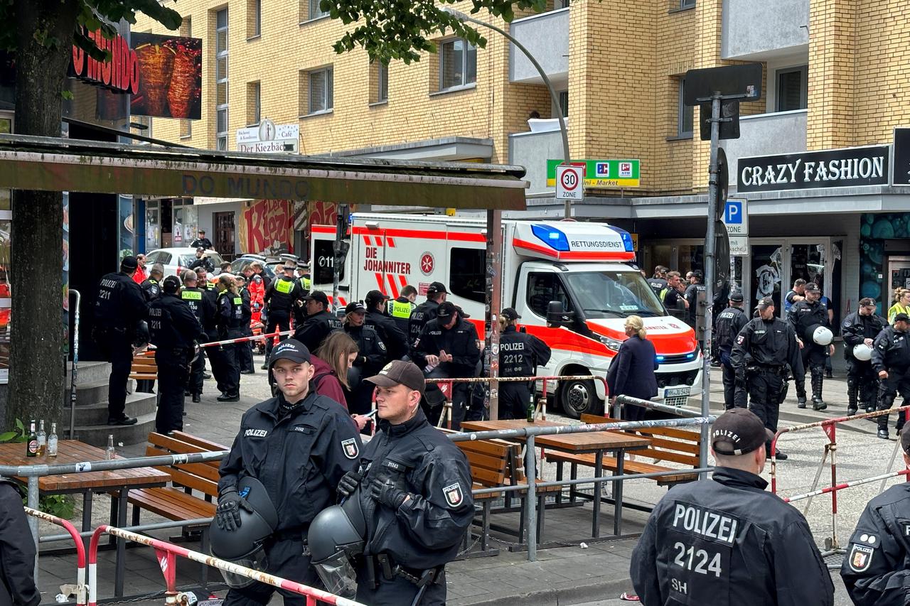 Police shoot man with pickaxe on Hamburg's Reeperbahn