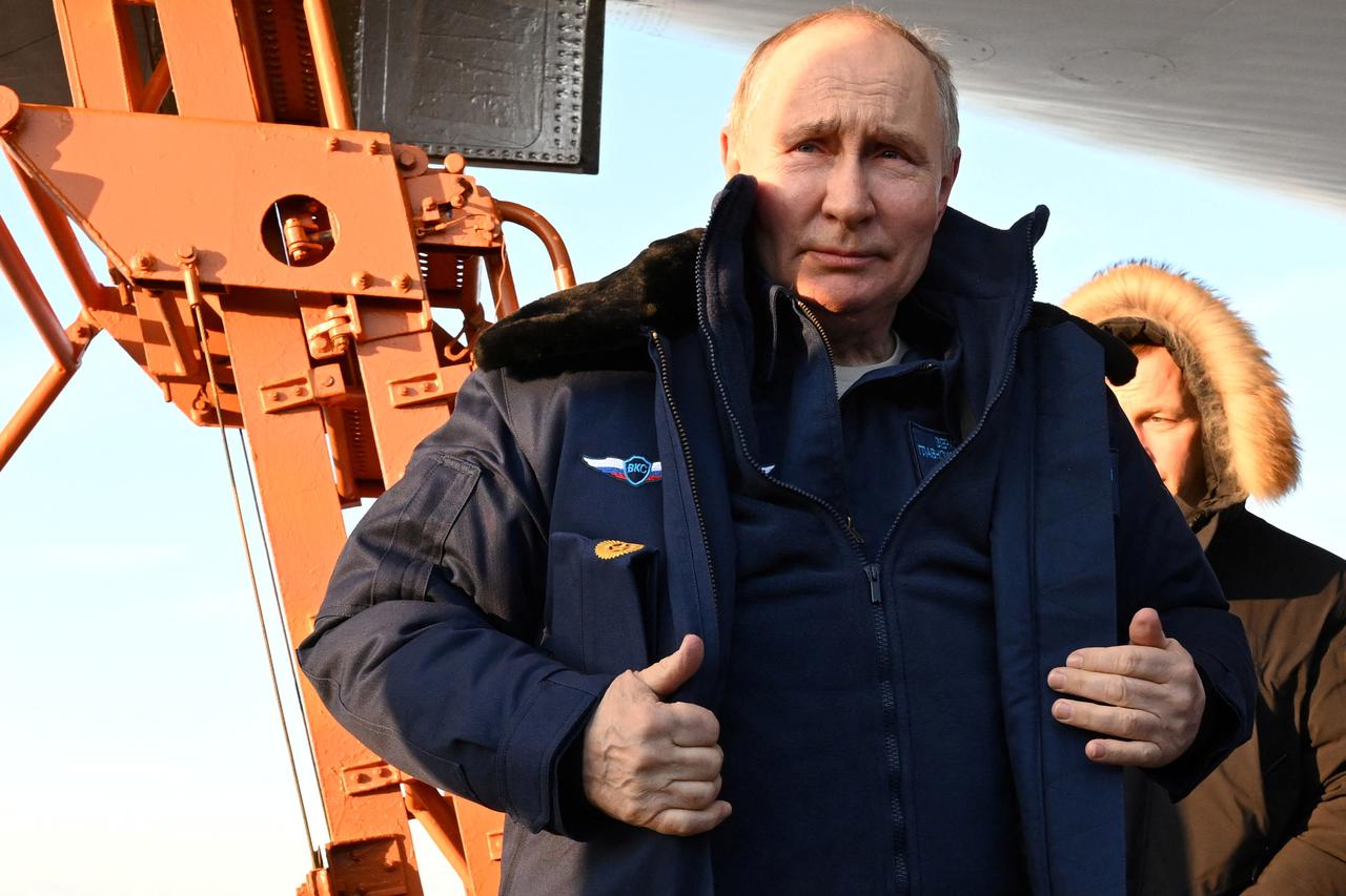 Russian President Putin flies on modernised Russian supersonic strategic bomber