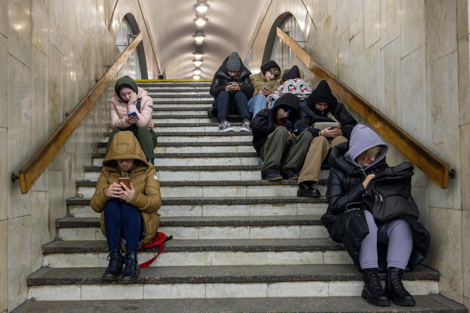 U Kijevu se skupljaju u tunelima podzemne željeznice.