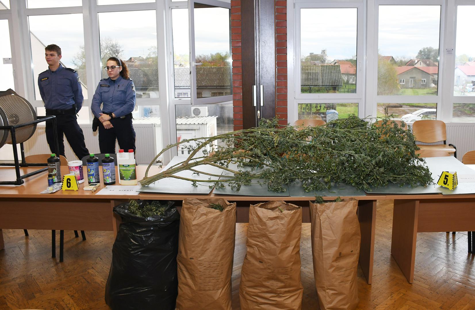 03.11.2023., Petrinja - Na izvanredoj konferenciji za medije Igor Pasanec, voditelj sluzbe kriminalisticke policije i Robert Ramuscak govorili su o akciji u kojoj su policijski sluzbenici Policijske postaje Petrinja dovrsili visemjesecno kriminalisticčko istrazivanje iz domene kriminaliteta droga kojom prilikom je pronadjena i oduzeta veca kolicina droge, kao i oprema koristena za proizvodnju.
 Photo: Nikola Cutuk/PIXSELL