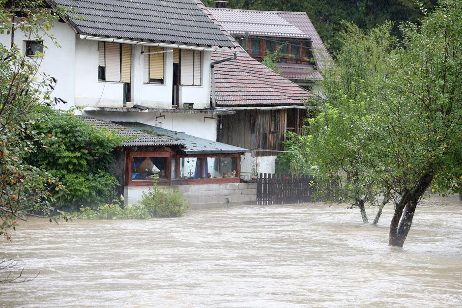 Obilna kiša izazvala je podizanje vodostaja rijeke Kupe i njenih pritoka koji su poplavili prometnice, kuće i vrtove