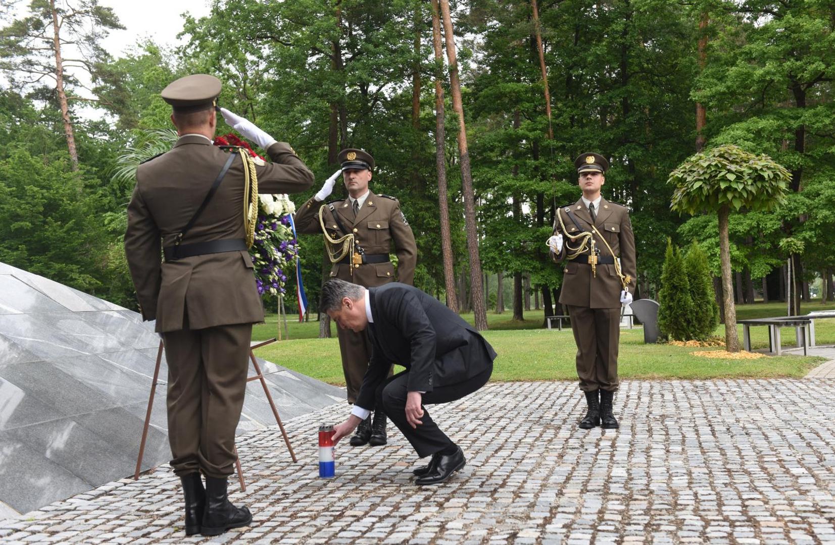 15.05.2020., Tezno, Slovenija - Hrvatski predsjednik Zoran Milanovic polozio je u vijenac i zapalio svijecu za poratne zrtve Drugog svjetskog rata na groblju Dobrava kraj Maribora.
Photo: Ziga Zivulovic jr/FABobo/PIXSELL