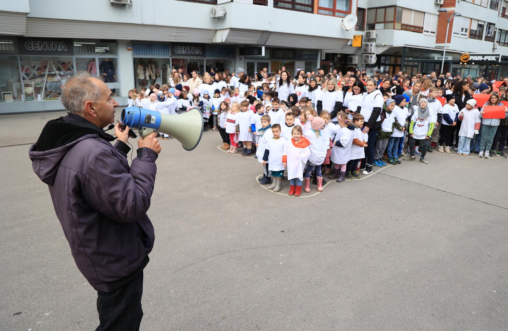 05.12.2024., Zagreb - Zgrada mamutica slavi 50. rodjendan i u povodu tome Sime Strikoman snimao je milenijsku fotografiju u obliku mamuta. Photo: Marko Prpic/PIXSELL