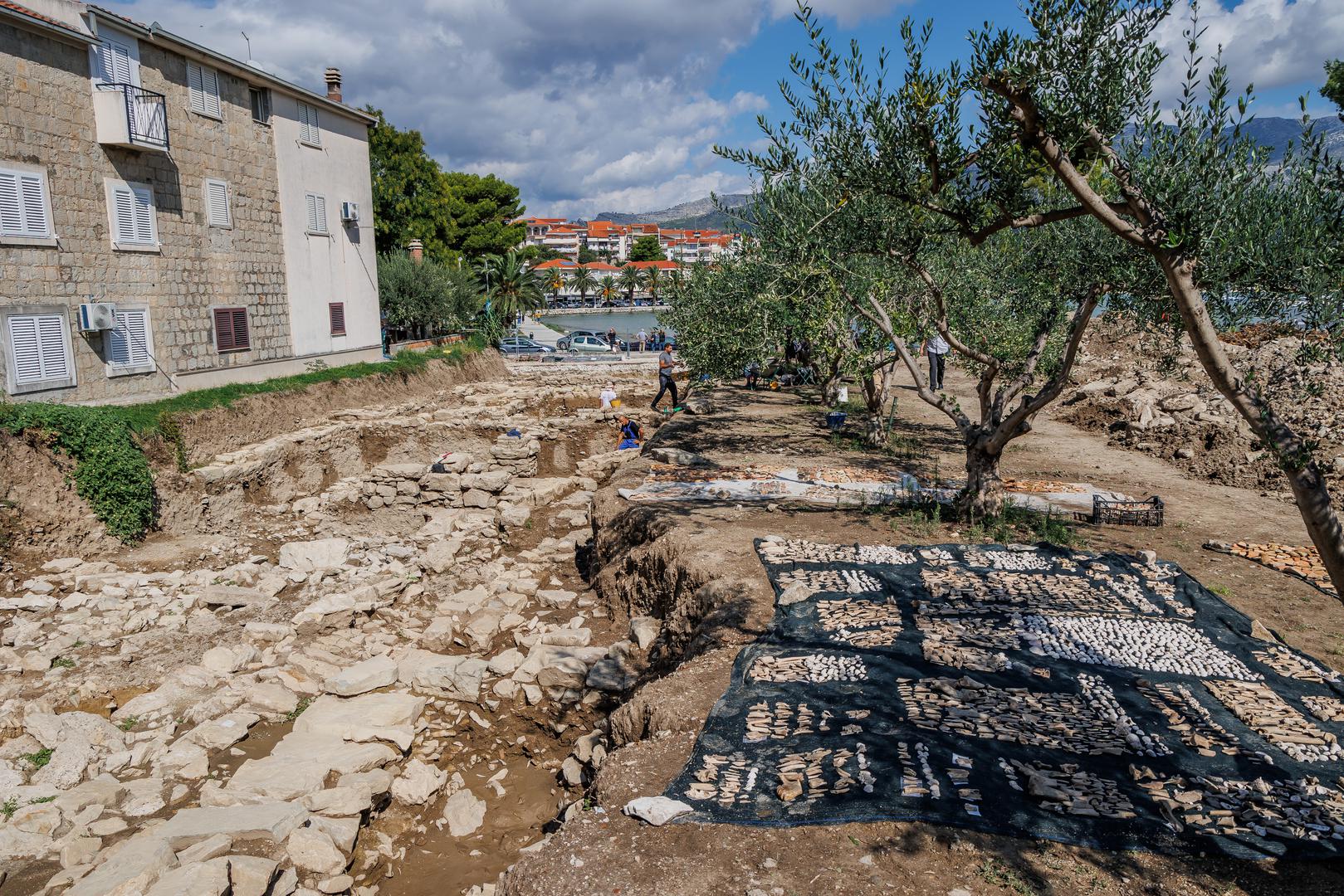 26.09.2024., Stobrec  - Prapovijesno Arheolosko nalaziste u centru Stobreca posjetila je ministrica Nina Obuljen Koezinek u pratnji Marine Ugarkovic. Photo: Zvonimir Barisin/PIXSELL