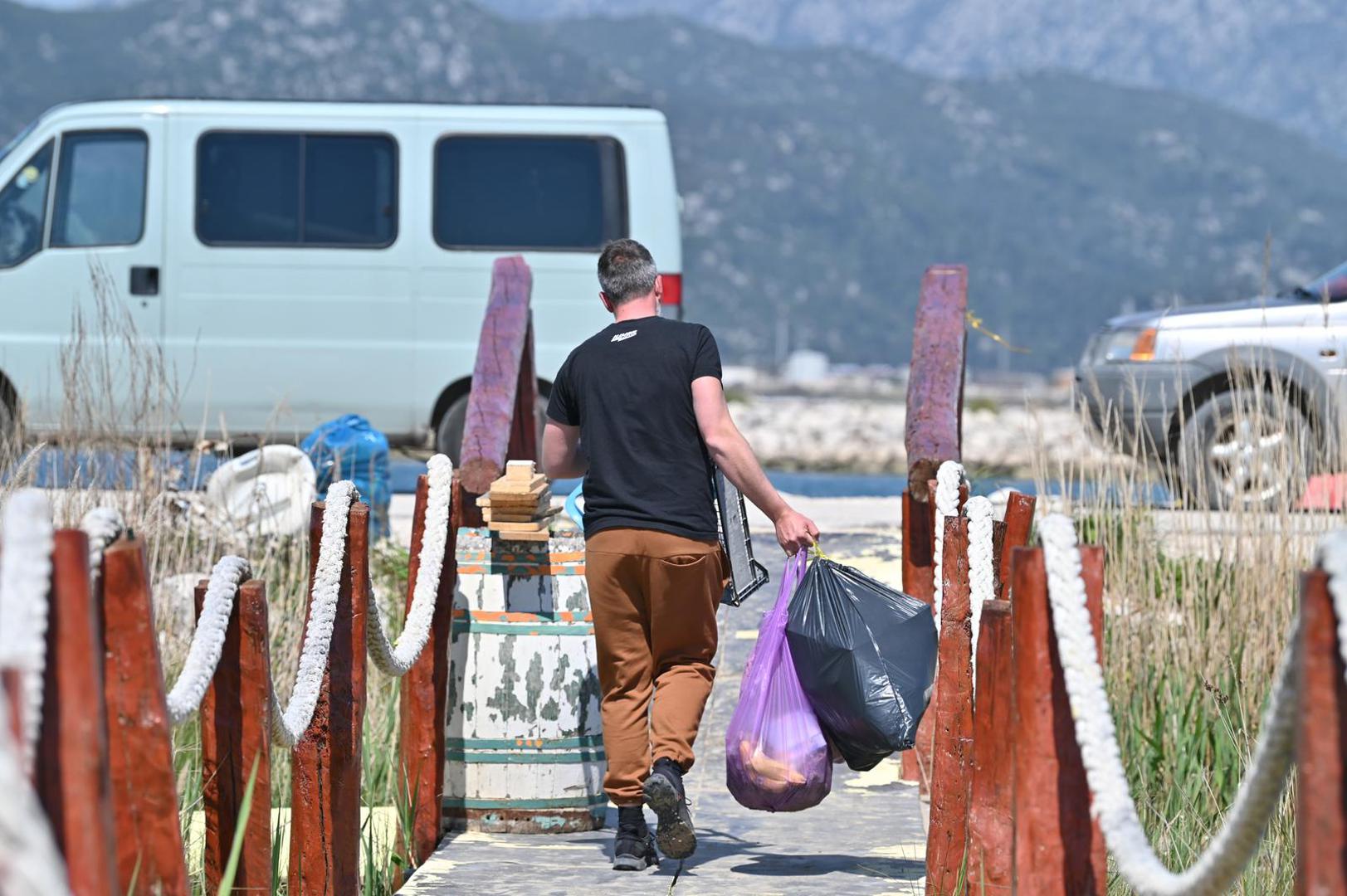 22.04.2023, Ploce, Usce Neretve -. 
Udruga Sunce  s drugim udrugama  sudjelovala je  u akciji Rezolucija zemlja u organizaciji Vecernjeg lista cisteci podrucje plaze na uscu rijeke Neretve . Photo: Matko Begovic/PIXSELL