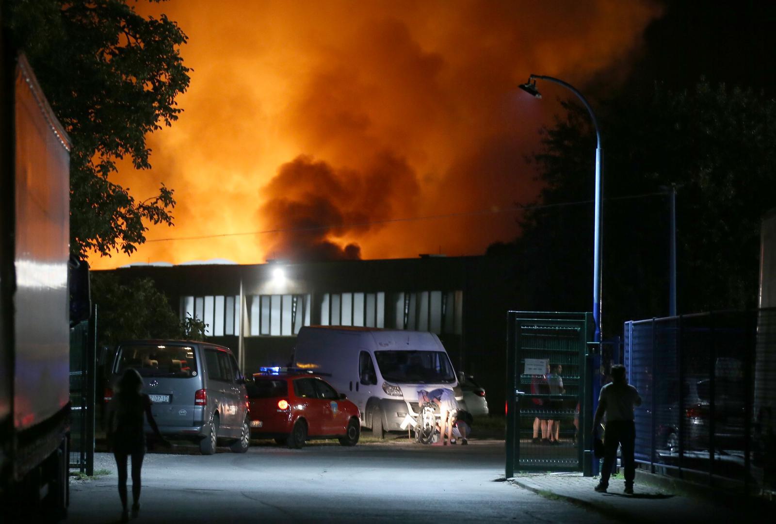 Požar većih razmjera planuo je u srijedu navečer na području zagrebačkoga Žitnjaka, u Ulici Kanalski put, u dvorištu jedne tvrtke, gdje je plamen zahvatio drvene palete.