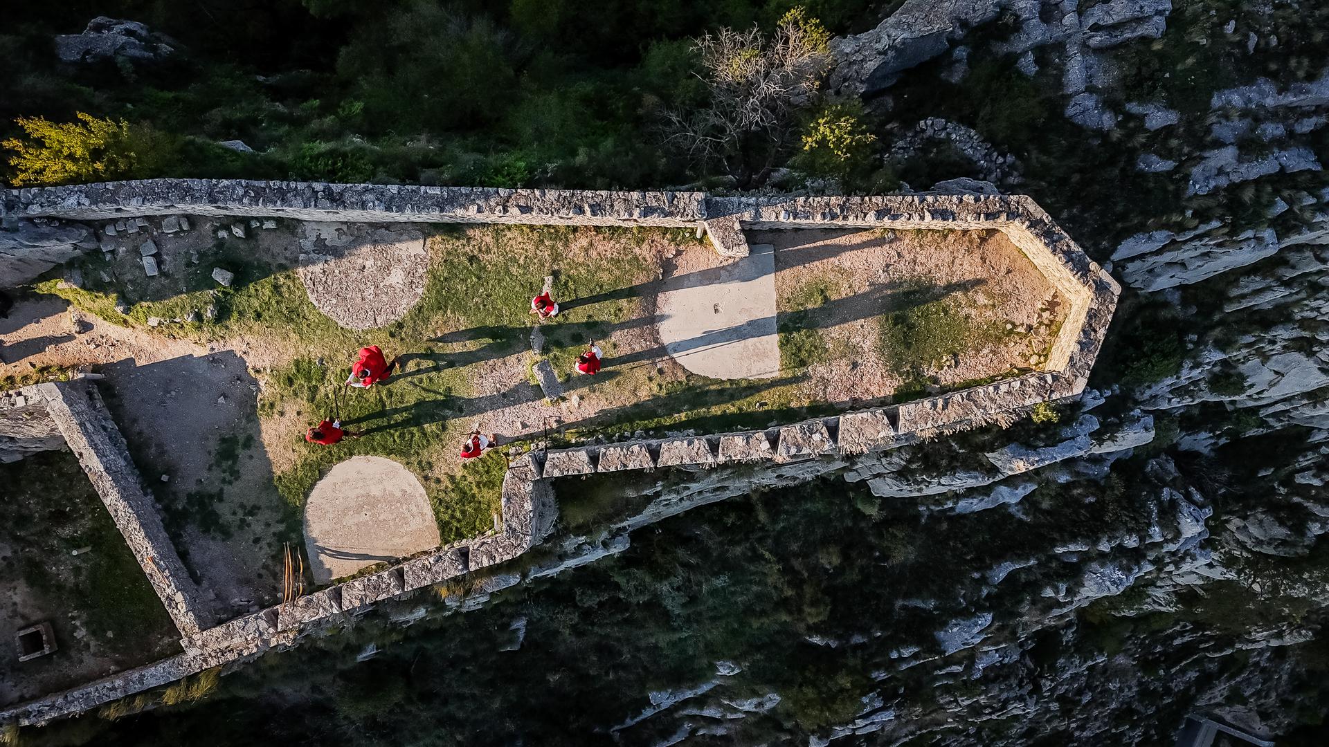 Hrvati su se naselili u ovom području u 7. stoljeću, a prvi pisani tragovi o tvrđavi javljaju se u Trpimirovoj povelji iz 852. godine. Od 15. stoljeća, Klis je bio na razmeđi Osmanskog, Mletačkog i Habsburškog Carstva. 