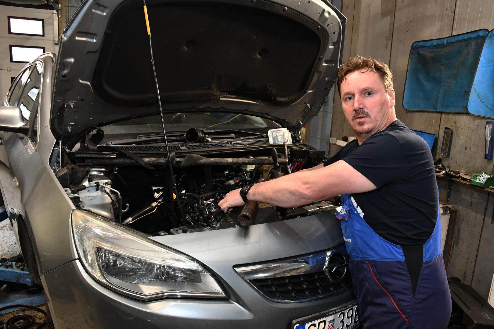 27.10.2023., Sikirevci - Automehanicar Ivan Lepan iz Sikirevaca cija je objava o uvodjenju novih pravila poslovanja i novom odnosu prema musterijama postala hit. Photo: Ivica Galovic/PIXSELL