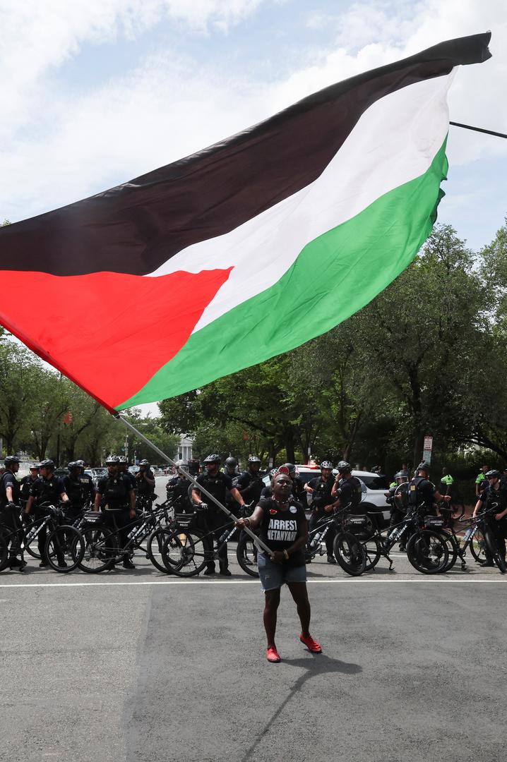 A demonstrator waves a Palestinian flag near a line of U.S. Capitol Police officers with bikes, on the day Israeli Prime Minister Benjamin Netanyahu addresses a joint meeting of Congress, on Capitol Hill, in Washington, U.S., July 24, 2024. REUTERS/Umit Bektas Photo: UMIT BEKTAS/REUTERS