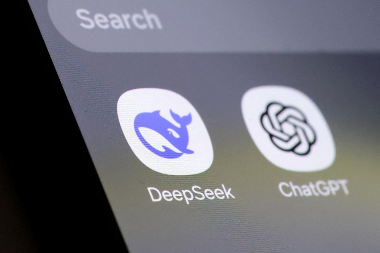 FILE PHOTO: Illustration shows Deepseek and ChatGPT app icons