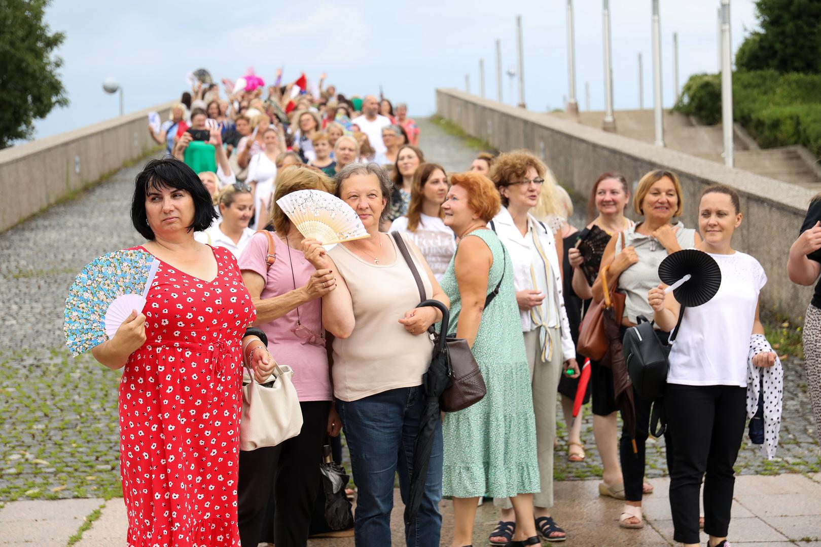 25.07.2023., Zagreb,  Pravosudni sluzbenici koji su vec osmi tjedan u strajku dosli su izraziti svoje nezadovoljstvo s pregovorima ispred Kongresne dvorane gdje se odrzava 256.sjednica Gospodarsko-socijalnog vijeca na kojoj se prezentira prijedlog zakona o placama u drzavnoj sluzbi i javnim sluzbama Photo: Emica Elvedji/PIXSELL