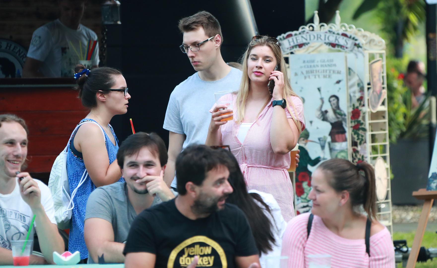 01.07.2020., Zagreb - Jarun. Na jarunskom jezeru od 1. do 5. srpnja odrzava se manifestacija koja slavi pokretnu gastronomiju. Na prostranoj livadi pokraj kultnog kluba Aquarius, u sklopu prvog izdanja FoodTruck Festivala nalaze se se osam kamiona razlicitih velicina i oblika, iz kojih se posjetitelji mogu okrijepiti a pokraj glazbene pozornice uzivati u nastupima bendova. Photo: Sanjin Strukic/PIXSELL