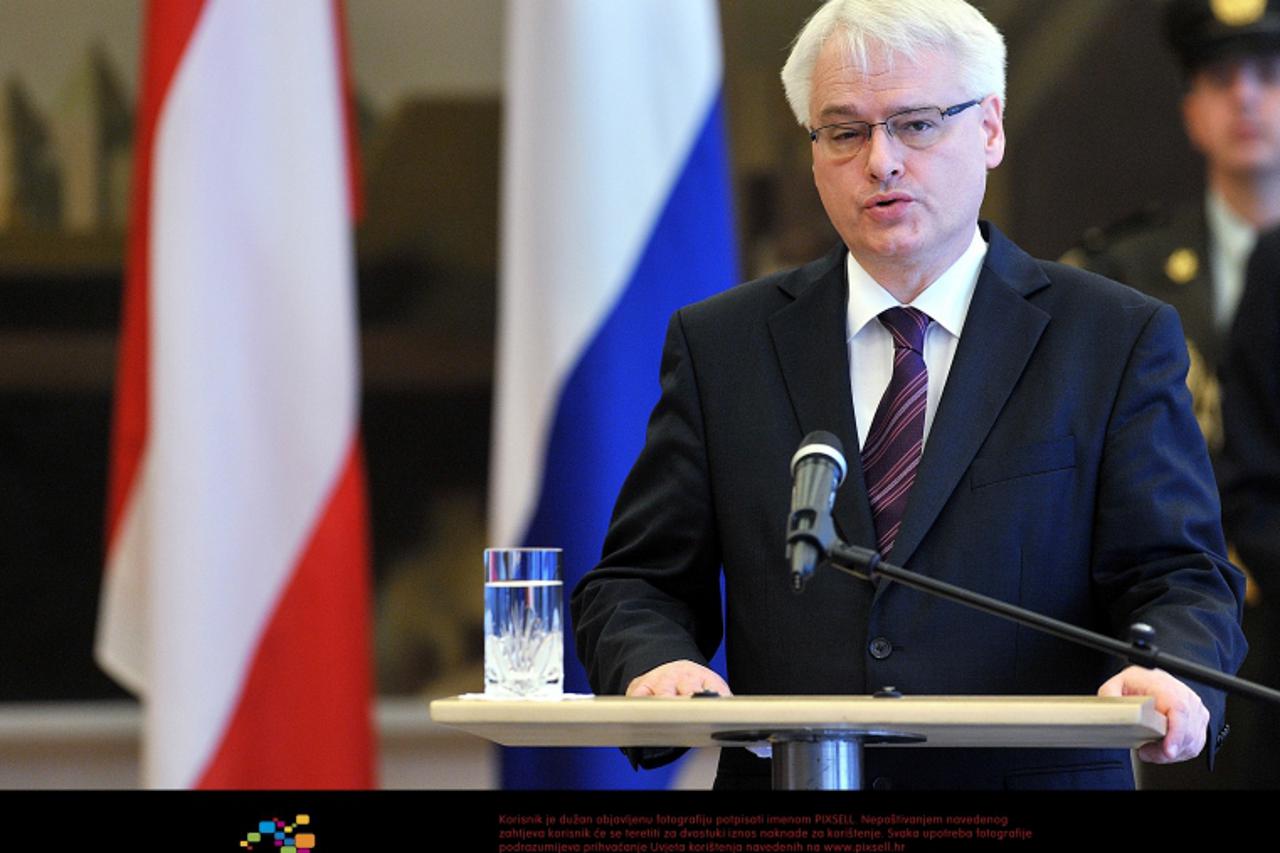 '01.03.2012., Ured predsjednika, Pantovcak 241, Zagreb - Predsjednik Republike Hrvatske Ivo Josipovic sa suprugom Tatjanom svecano je docekap predsjednika Republike Austrije Heinza Fischera sa suprugo