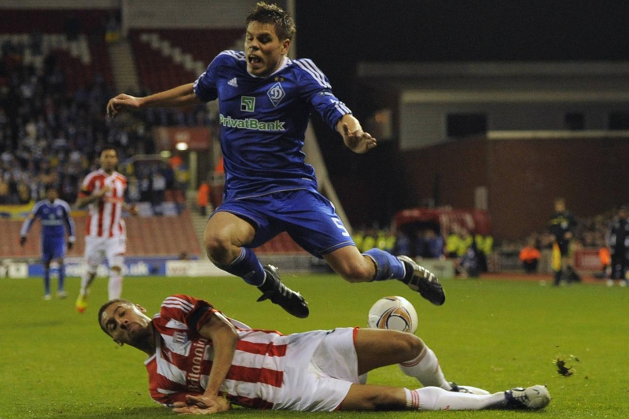 \'Stoke City\'s Ryan Shotton (bottom) challenges Dynamo Kiev\'s Ognjen Vukojevic during their Europa League Group E soccer match in Stoke, northern England December 1, 2011. REUTERS/Nigel Roddis (BRIT