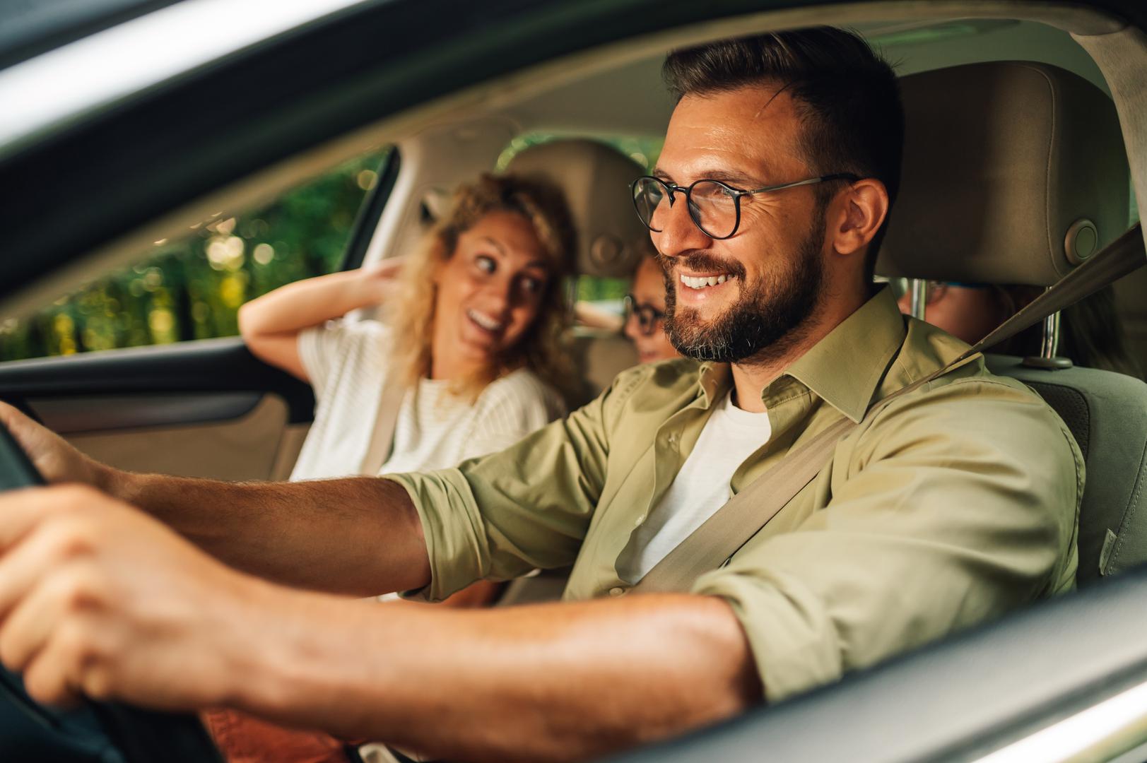 1. Ne obraćaju pozornost u prometu: Mnogi mladi vozači često ne gledaju dovoljno okolinu tražeći potencijalne opasnosti. ‘Vožnja automobila fizički nije tako teška. Sigurna vožnja je posao za mozak’, kaže Steve Frank, suvlasnik Pinellas autoškole na Floridi i instruktor vožnje gotovo sedam godina, ‘Radi se o razmišljanju, planiranju i predviđanju’. Mike Thomas, instruktor vožnje s 27 godina iskustva kao primjer daje nepažljivog vozača koji samo prolazi kroz zeleno svjetlo gledajući ravno ispred sebe, što bi na vozačkom ispitu rezultiralo gubitkom bodova.