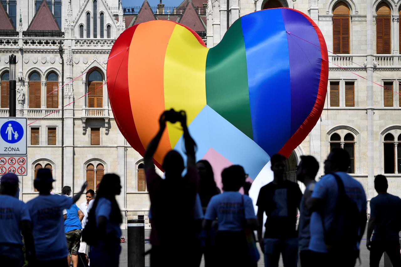 Prosvjed protiv mađarskog anti-LGBT zakona ispred parlamenta