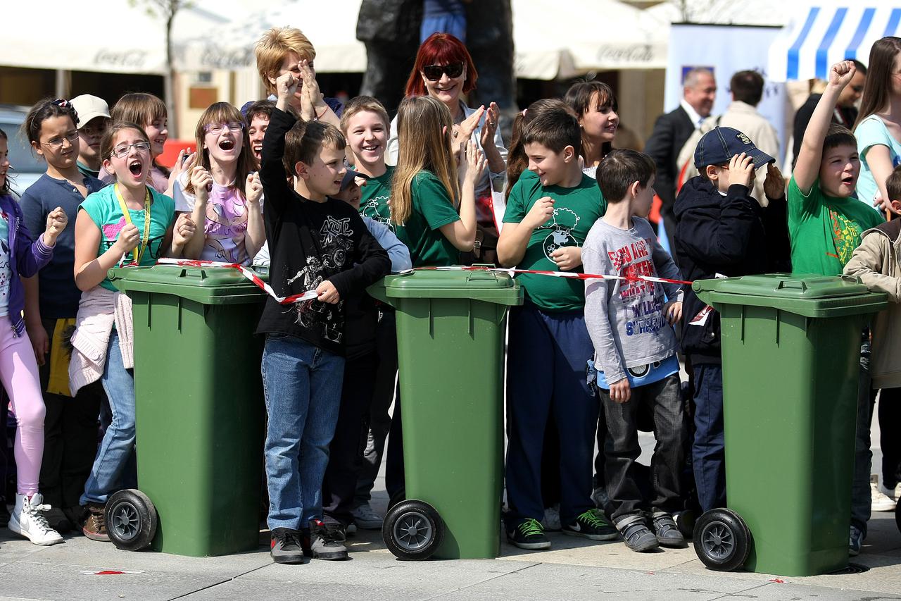 22.04.2013., Osijek - Na glavnom trgu Ante Starcevica djeca osjeckih osnovnih skola uz radove od otpada i natjecanje, obiljezila Svjetski dan planete Zemlje.  Photo: Davor Javorovic/PIXSELL