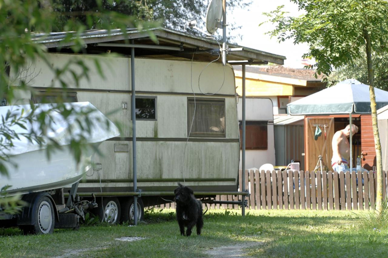 '10.08.2010., Prelog/Marina- Ilegalne kamp kucice u kojima ljetuju austrijski turisti vec su duze vrijeme problem, a po novom i psi koje vlasnici pustaju da lutaju. Photo: Vjeran Zganec-Rogulja/PIXSEL