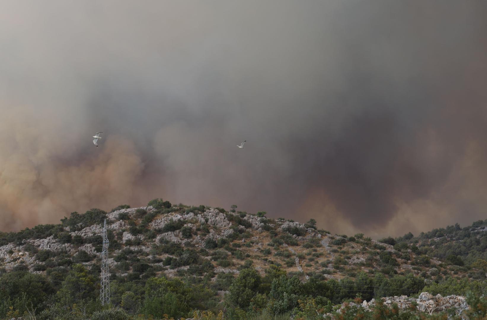 13.07.2022., Zaton - Pozar koji je izbio kod Vodica siri se prema Zatonu. Na terenu je 30-ak vatrogasaca s desetak vozila, a u gasenju su se prikljucila i dva kanadera. Photo: Dusko Jaramaz/PIXSELL