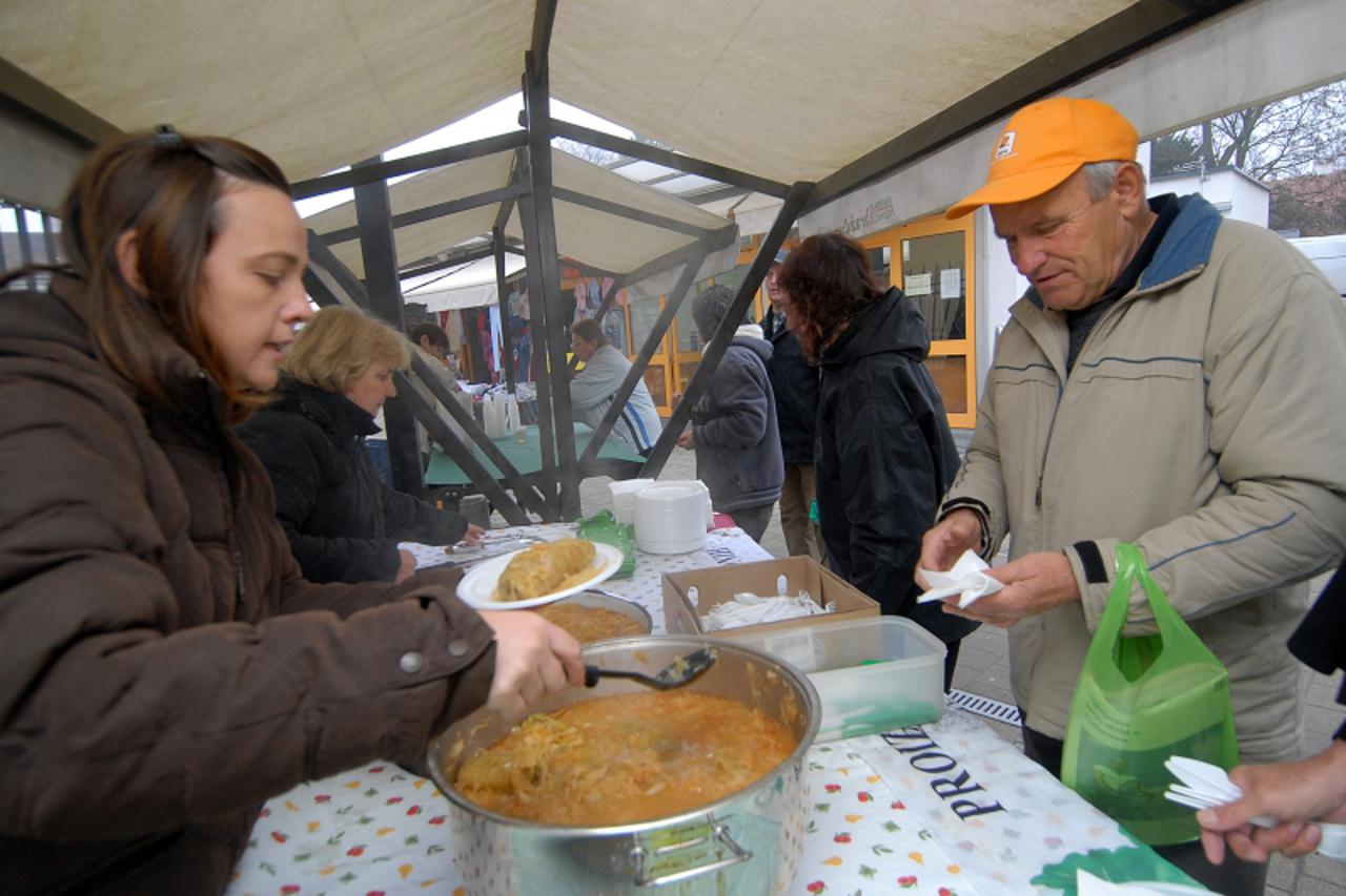 '20.11.2010. Varazdinski plac, Varazdin, Obitelj Cafuk po simbolicnih 5 kuna prodavala sarmu u humaniterne svrhe Photo: Marko Jurinec/PIXSELL'