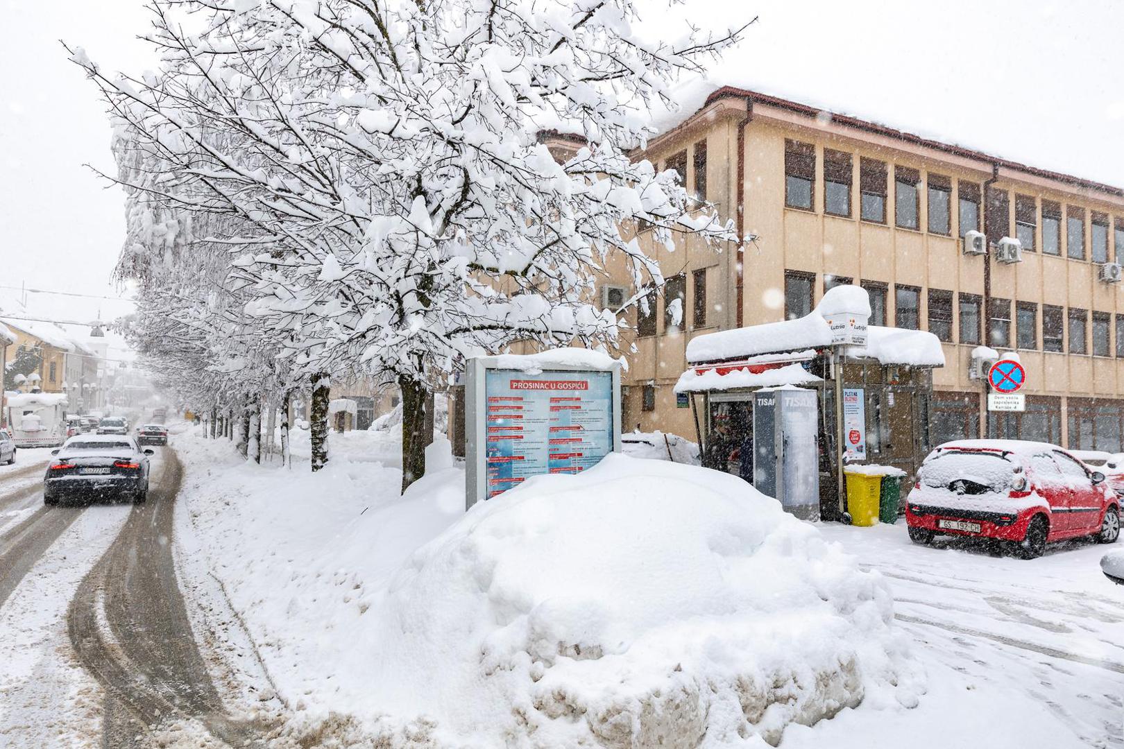 27.02.2023., Gospic - Zametene ceste tijekom nevremena Photo: Nikola Mraovic/PIXSELL