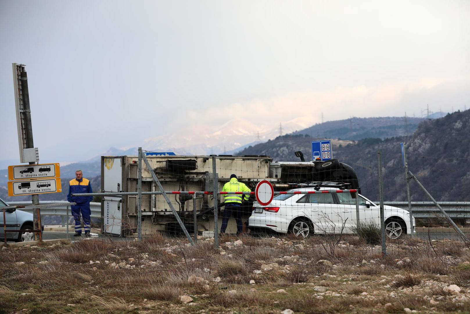 01.03.2023., Kraljevica -  Olujna bura prevrnula je jutros dostavno vozilo na kruznom toku kod skretanja za Krizisce i Kraljevicu. Ozljedjenih osoba nema.  Photo: Goran Kovacic/PIXSELL