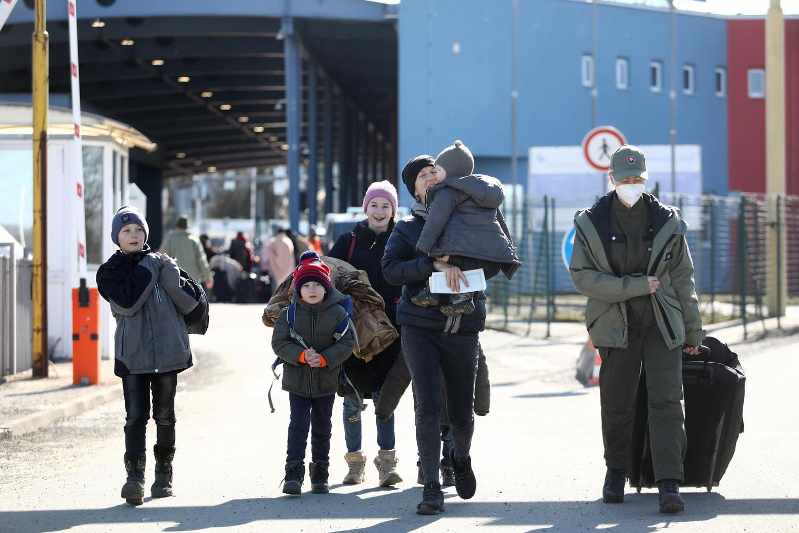 25.02.2022. Slovacka/ Vysne Nemetske- Granicni prijelaz izmedju Ukrajine i Slovacke. Sve vise izbjeglica iz ratom zahvacene Ukrajine prelazi u Slovacku gdje ih docekuje rodbina i humanitarci.
 Photo: Boris Scitar/Vecernji list/PIXSELL