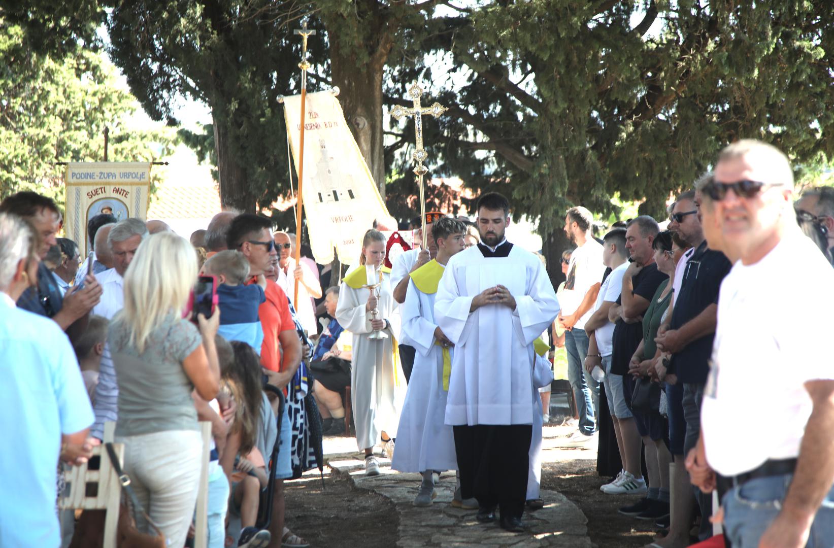 Tisuće vjernika danas je pristiglo u vjerska središta diljem Hrvatske na slavlje blagdana Velike Gospe. 