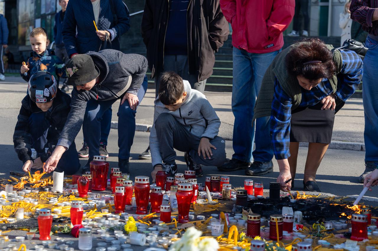 Novosađani pale svijeće za žrtve nezapamćene tragedije