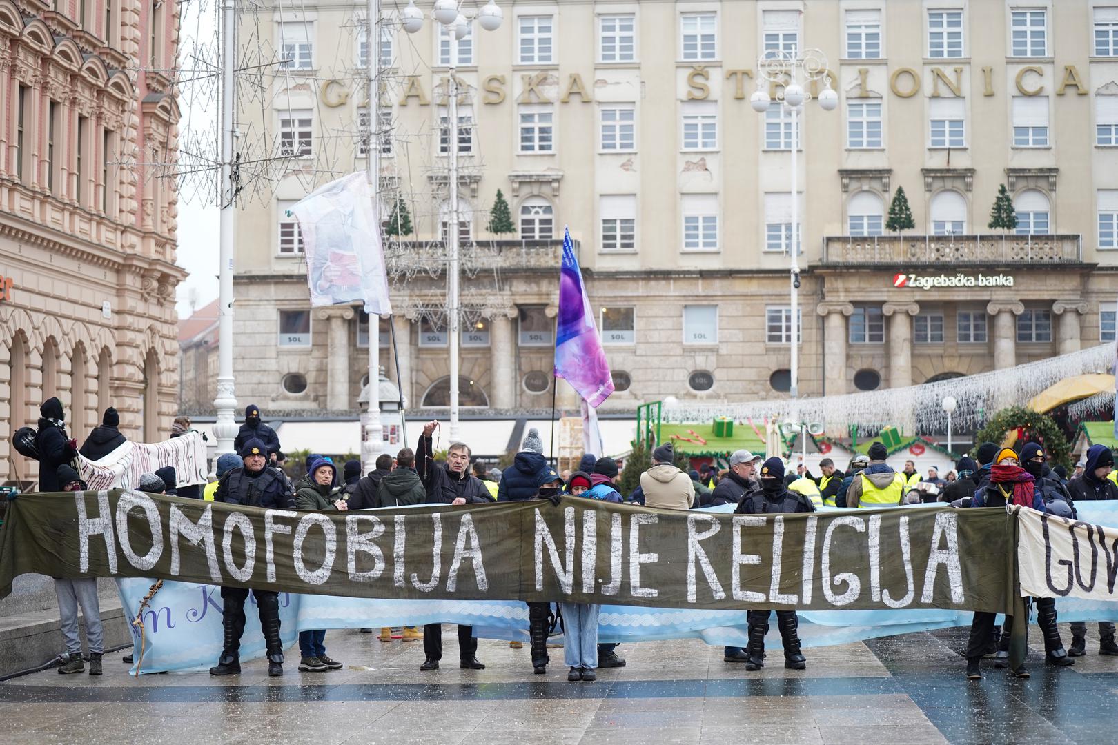 4.1.2025., Zagreb - Kao i svake prve subote u mjesecu, na Trgu bana Josipa Jelačića okupili su se molitelji s jedne strane i prosvjednici sa druge. Photo: Patricija Flikac/PIXSELL