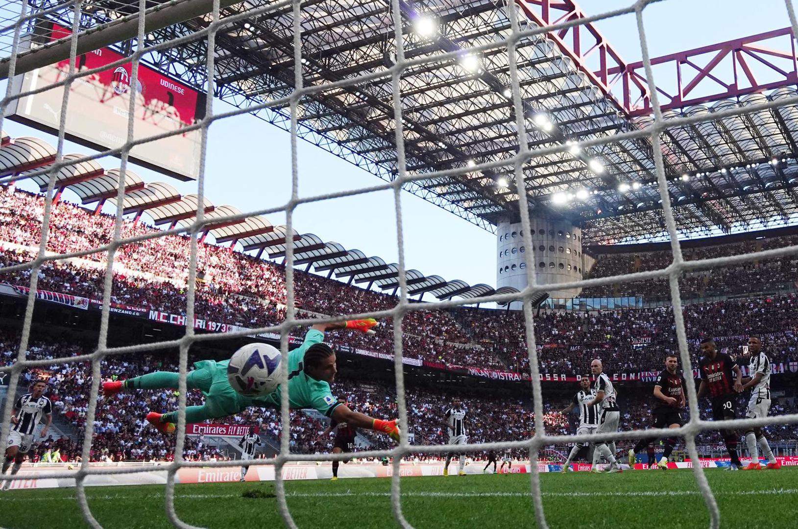 Soccer Football - Serie A - AC Milan v Udinese - San Siro, Milan, Italy - August 13, 2022  AC Milan's Ante Rebic scores their second goal past Udinese's Marco Silvestri REUTERS/Daniele Mascolo Photo: Daniele Mascolo/REUTERS