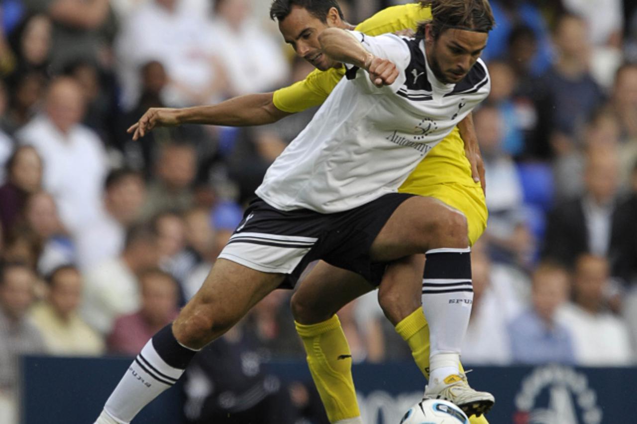 'Tottenham Hotpur\'s Niko Kranjcar (L) tussles with Villarreal\'s Angel Lopez during their friendly football match at White Hart Lane in London, England on July 29, 2010.  AFP PHOTO/Olly Greenwood   F