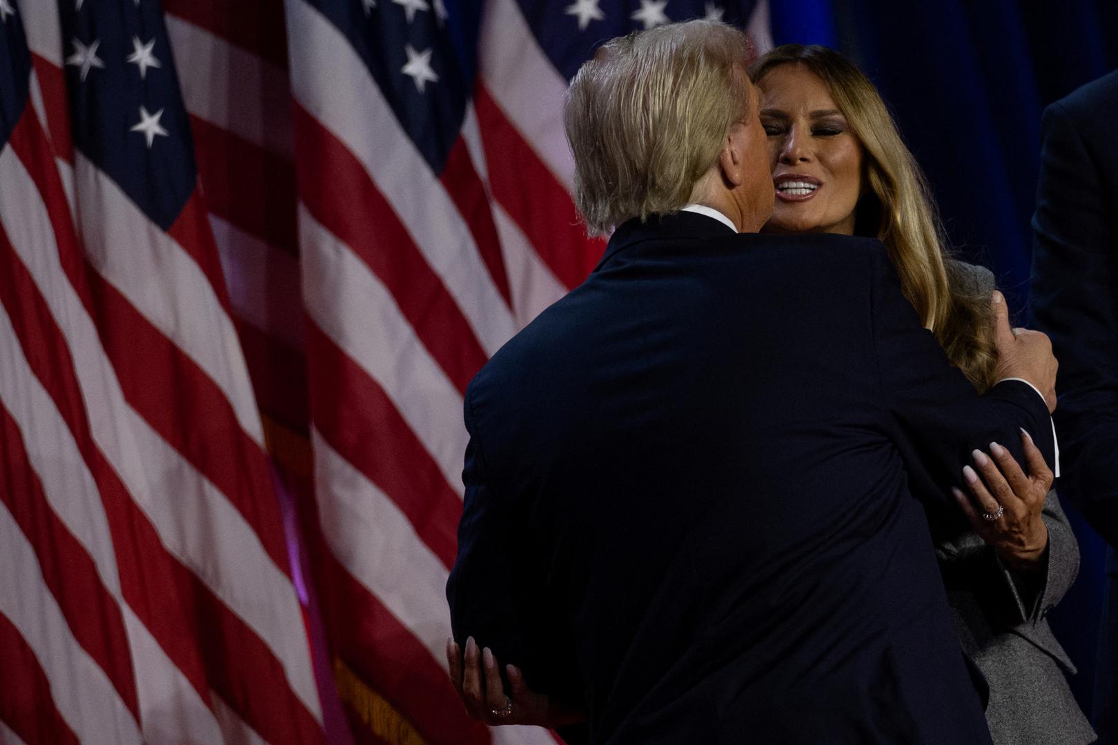 Za vrijeme govora na pozornici, Trump je čak u jednom trenutku zastao kako bi svojoj supruzi dao poljubac u obraz. Unatoč osmjesima i vedrom duhu, Darren Stanton nije bila uvjerena da je Melania na toj pozornici doista i htjela biti.

