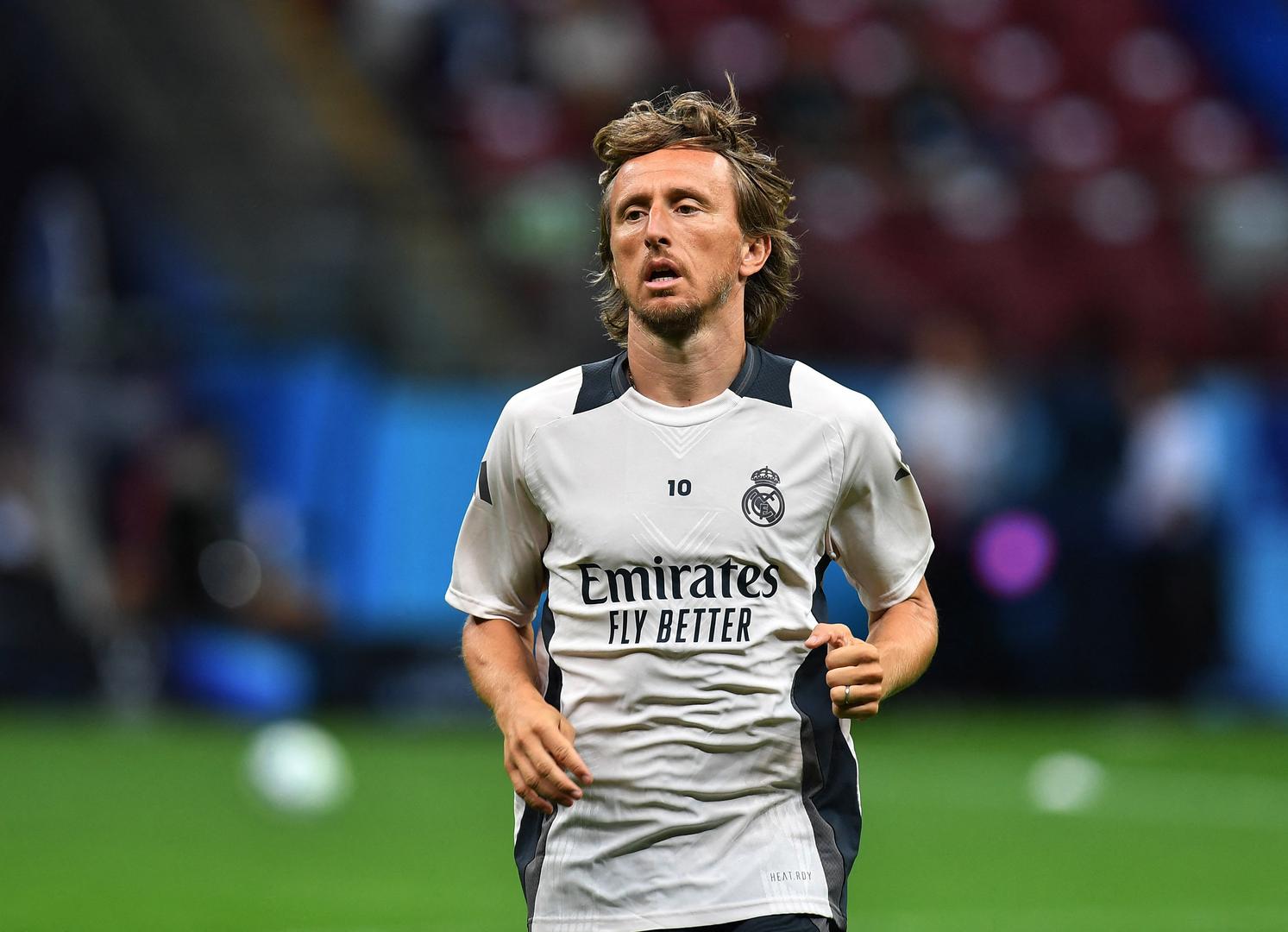 Modrić je do sada dijelio tron s Nachom Fernandezom, međutim 34-godišnji Španjolac je napustio Real preselivši u redove saudijskog Al Qadsiaha, pa je Modrić postao jedini igrač s 27 trofeja u povijesti kluba.