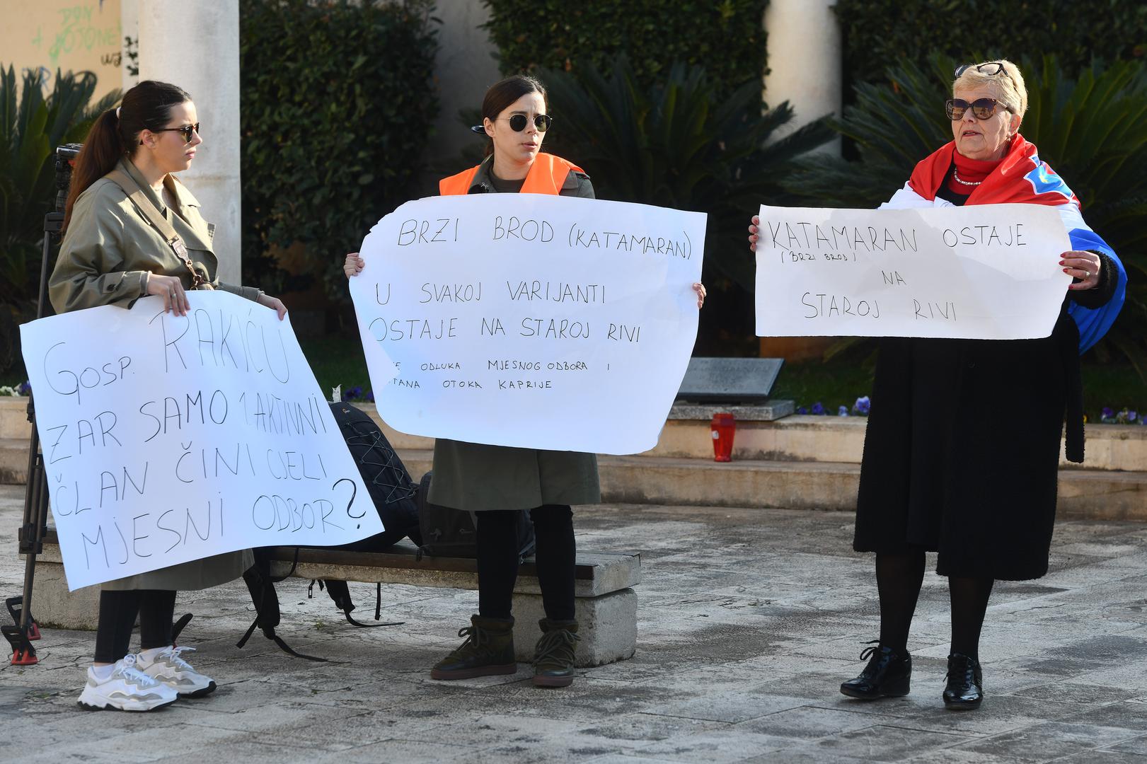 05.02.2024., Sibenik - Prosvjed mjestana Kaprija ispred gradske uprave u Sibeniku zbog novog brodskog trajektnog pristanista. Photo: Hrvoje Jelavic/PIXSELL