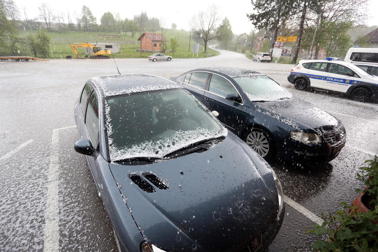 Grmaljvinsko nevrijeme praćeno kišom i tučom pogodilo je Rakovicu