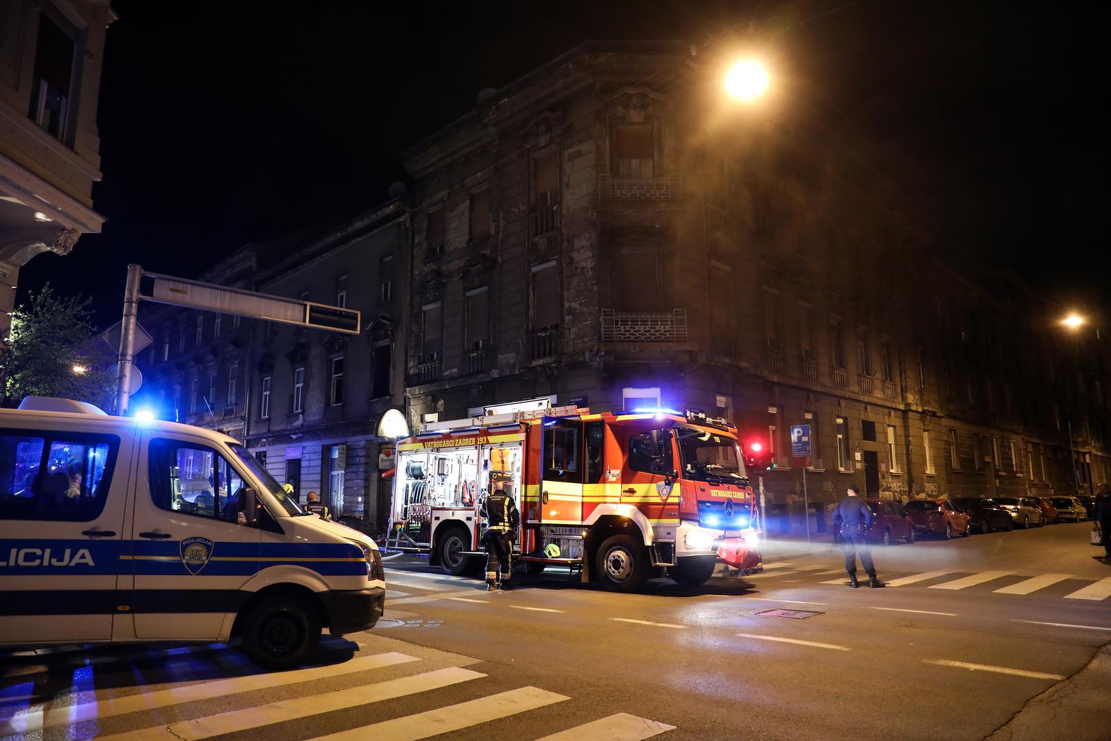 30.04.2022., Zagreb - Vatrogasci gase pozar u stanu u Palmoticevoj 19. Svi stanari iz zgrade su evakuirani. Photo: Emica Elvedji/PIXSELL