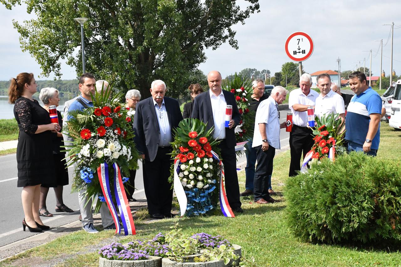 Slavonski Brod: Polaganje vijenaca povodom 28. obljetnice pogiblje hrvatskih branitelja