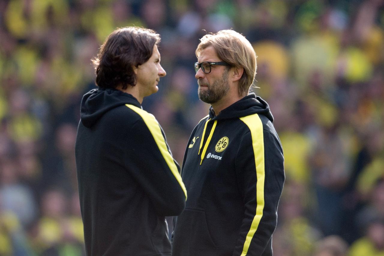 Dortmund's head coach Juergen Klopp (R) and assistant coach Zeljko Buvac talk before the Bundesliga soccer match between Borussia Dortmund and Hannover 96 at Signal Iduna Park in Dortmund, Germany, 19 October 2013. Photo: BERND THISSEN (ATTENTION: Due to 