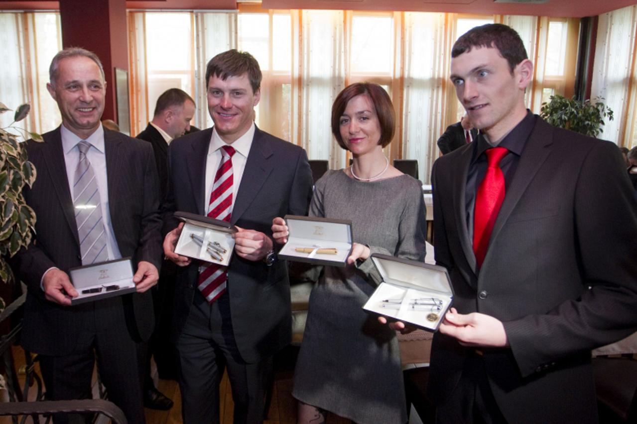 '12.04.2010., Zagreb - u restoranu Madera potpisan je sponzorski ugovor izmedju Hrvatskog olimpijskog odbora i Tvornice olovaka Zagreb. Josip Cop, Ivica Kostelic, Daliborka Planincevic i Jakov Fak. Ph