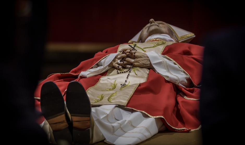 Pope Emeritus Benedict XVI died - laying in state